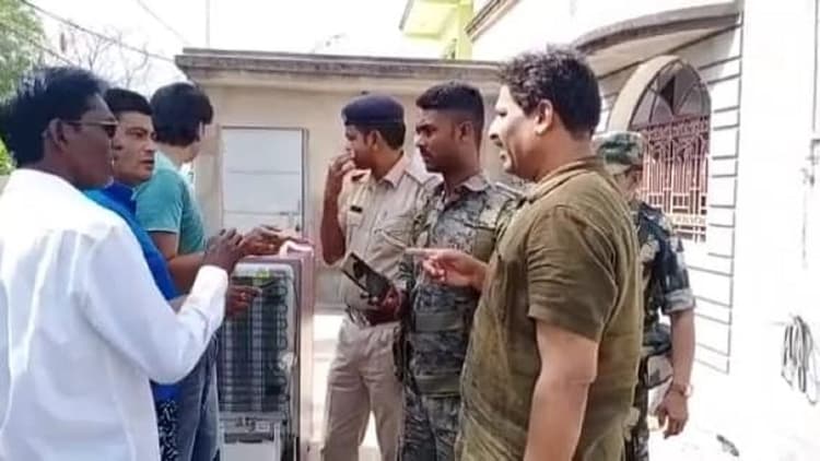 Jharkhand News: सड़क पर पुलिस कर रही थी गश्ती, हथियार के बल पर बंधक बनाकर घर में डकैती कर रहे थे अपराधी
