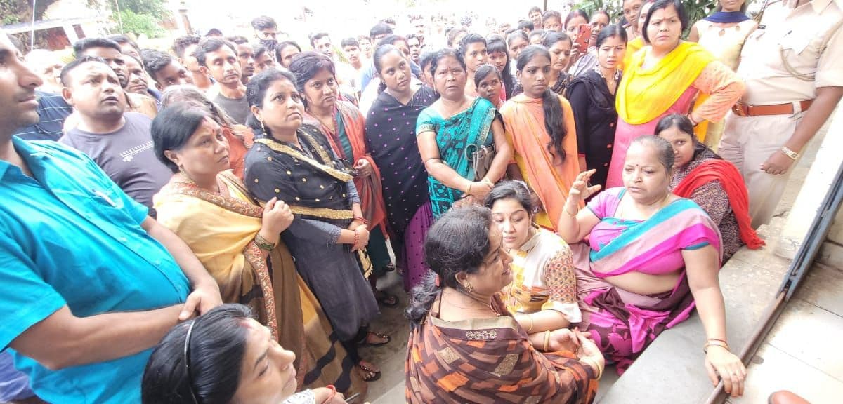 Jharkhand News : झारखंड के सरायकेला से लापता मनीष का सुराग नहीं, आक्रोशित लोगों ने किया थाने का घेराव