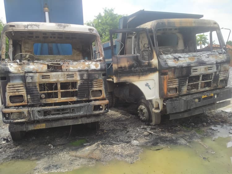 झारखंड के गढ़वा में अपराधियों का तांडव, सड़क निर्माण करा रही कंपनी की गाड़ियों को फूंका