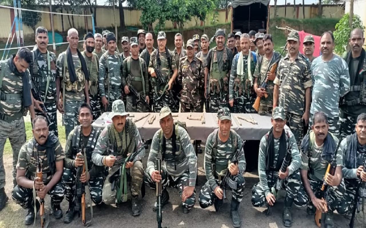 Jharkhand News : झारखंड में नक्सलियों के मंसूबे पर पुलिस ने फेरा पानी, बंकर में रखी विस्फोटक सामग्री जब्त