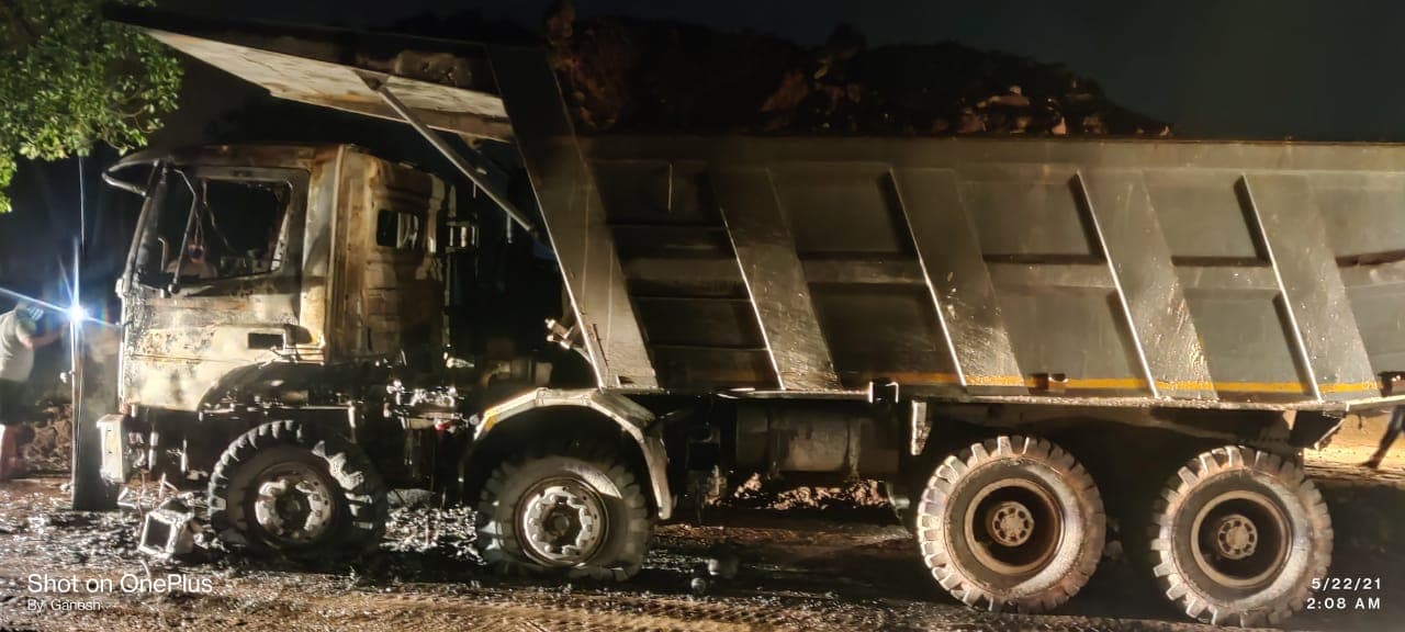 Jharkhand Naxal News : झारखंड के चतरा में हथियारबंद नक्सलियों ने सीसीएल कोलियरी में वाहन को किया आग के हवाले, पुलिस चला रही विशेष छापामारी अभियान