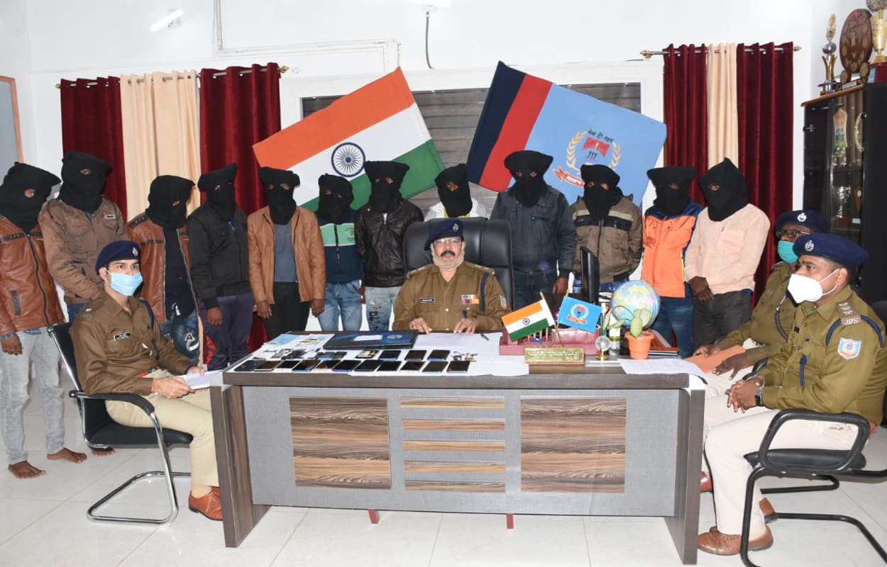 सगे भाई सहित 12 साइबर क्रिमिनल देवघर में गिरफ्तार, जानें कैसे करते थे लोगों से ठगी