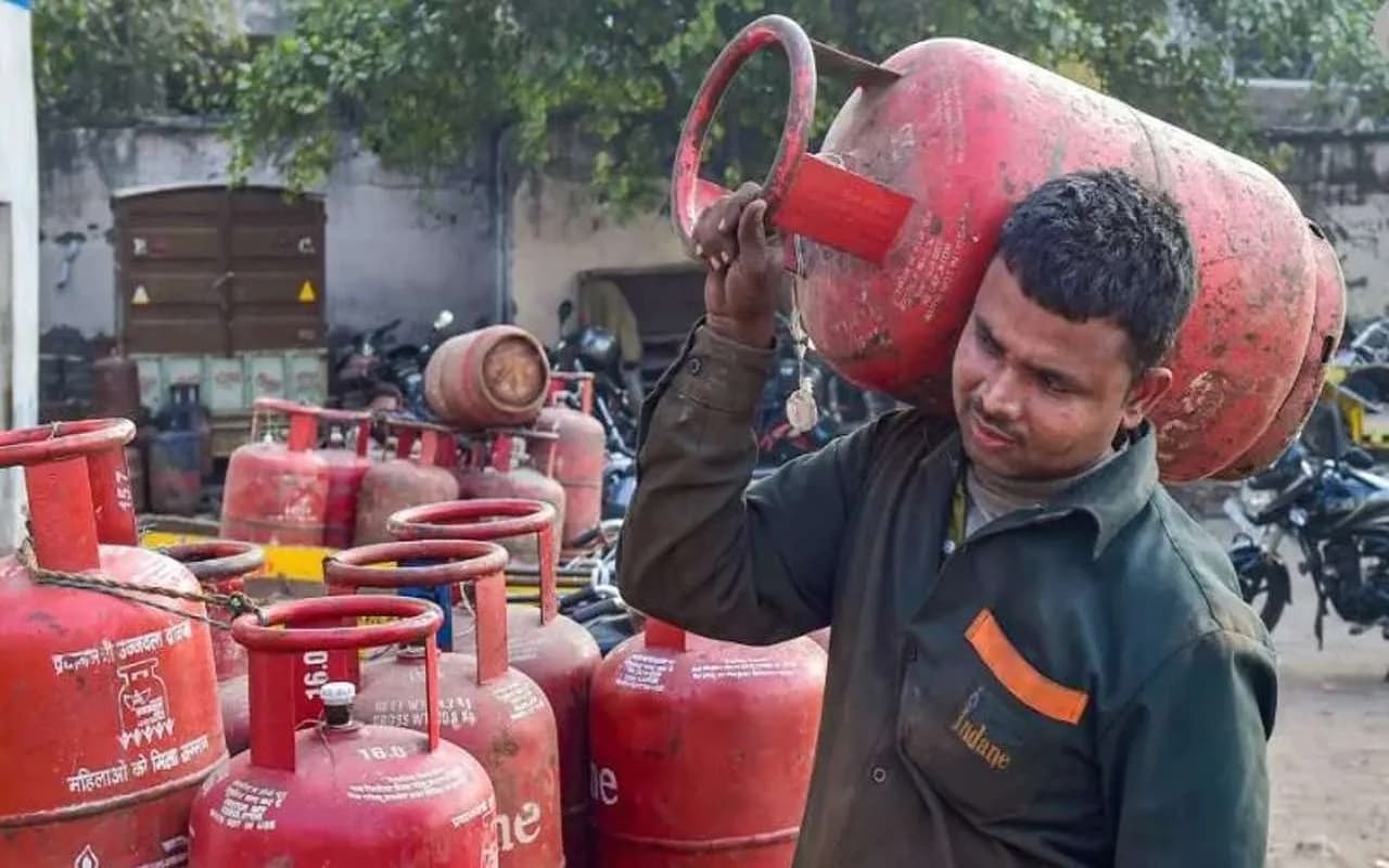 LPG Price: सस्ता हुआ एलपीजी गैस सिलिंडर, लोगों को मिला दुर्गा पूजा का तोहफा, जानें अपने शहर का भाव