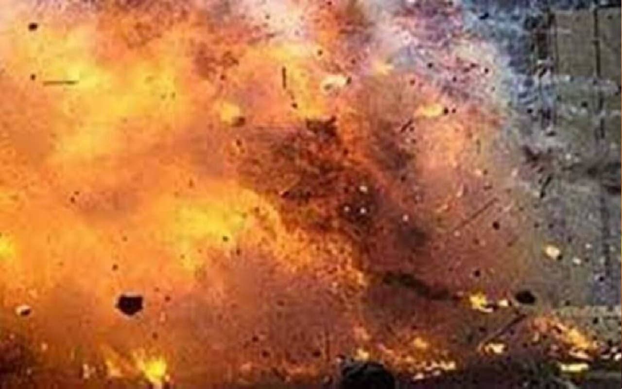 पश्चिम बंगाल के हावड़ा में गैस सिलिंडर में ब्लास्ट, 11 लोग जिंदा जले, 5 की हालत गंभीर पश्चिम बंगाल के हावड़ा में गैस सिलिंडर में ब्लास्ट, 11 लोग जिंदा जले, 5 की हालत गंभीर