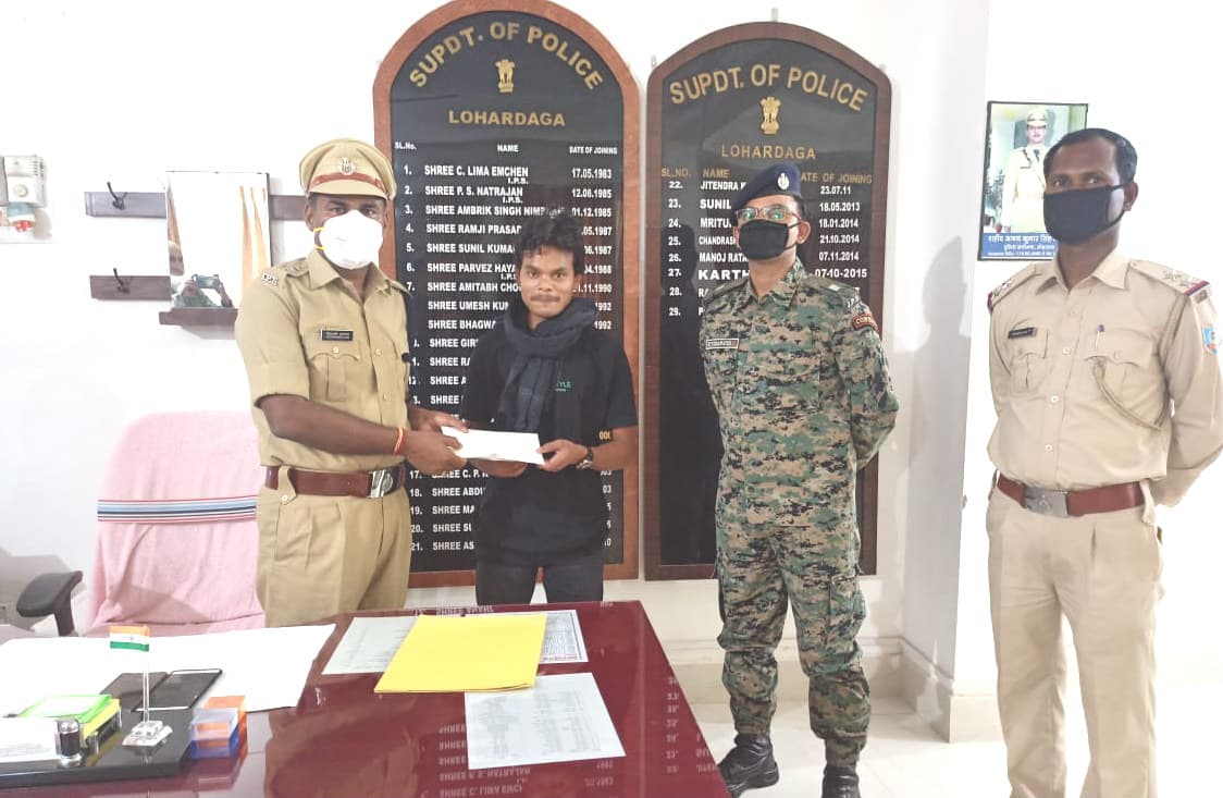 हार्डकोर नक्सली सबजोनल कमांडर रामजीत नगेसिया ने लोहरदगा में किया आत्मसमर्पण