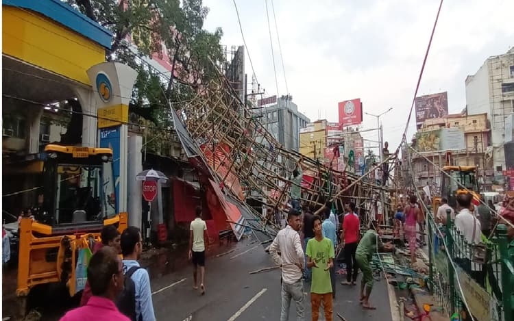 पटना में आंधी बारिश के कारण डाकबंगला पंडाल के समीप बना बुर्ज खलीफा गिरा, किशनगंज में भी भरभराया पंडाल