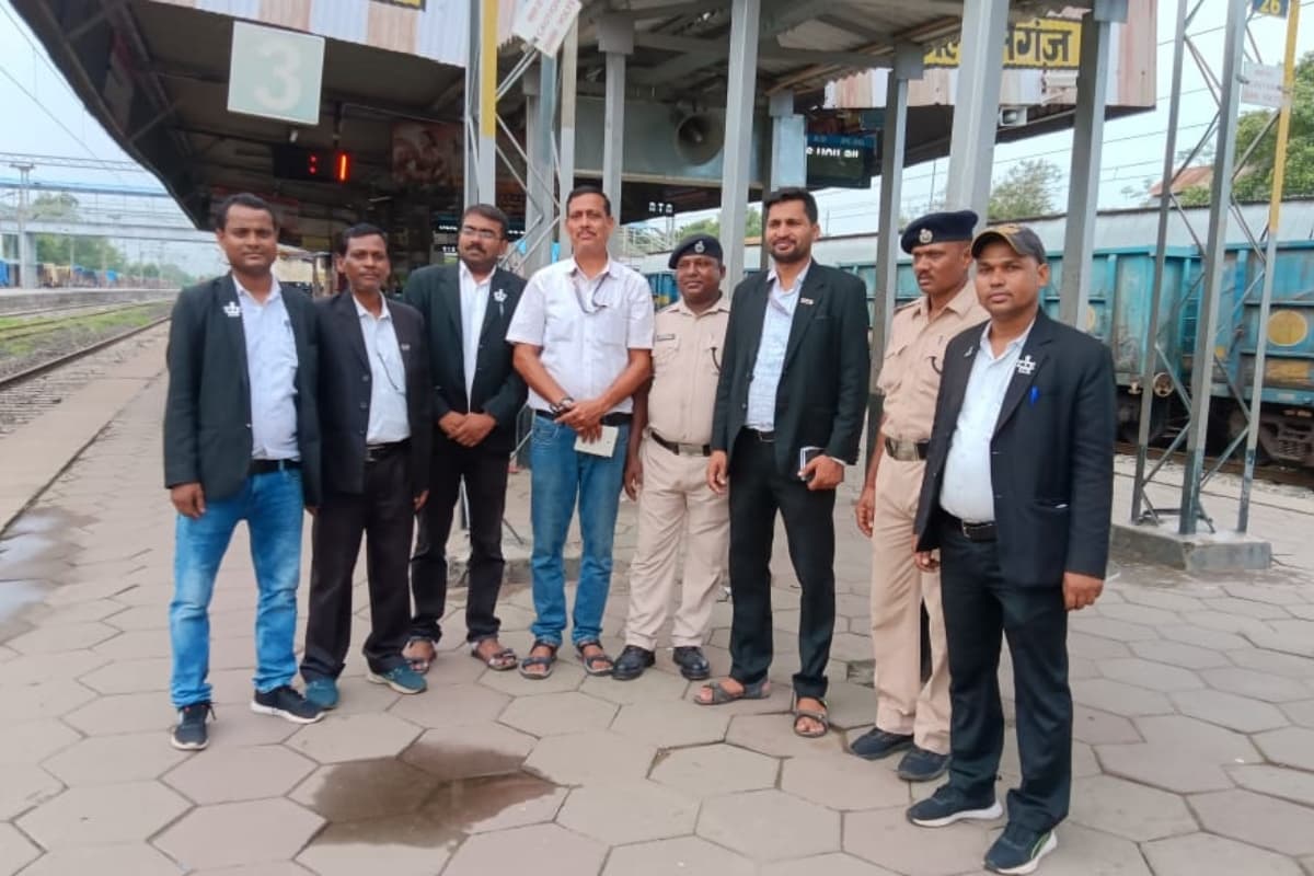 झारखंड: एक्सप्रेस ट्रेनों में चला विशेष चेकिंग अभियान, बेटिकट पकड़े गए 329 यात्री, ढाई लाख से अधिक का जुर्माना