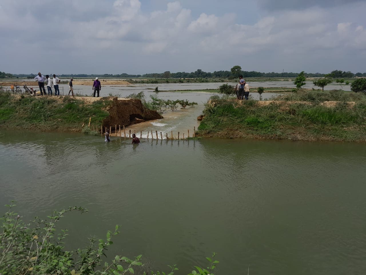 मधुबनी जिले में जल संसाधन मंत्री के घर से कुछ हुई दूरी पर टूटा तटबंध, किसानों की फसल हुई बर्बाद
