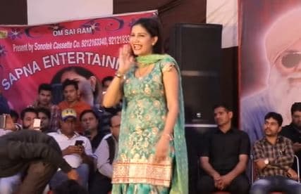 सपना चौधरी का डांस देख लोगों ने बरसाए नोट, इस गाने पर देसी क्वीन ने लगाए जबरदस्त ठुमके, VIRAL VIDEO