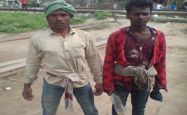 Lockdown 3 in Bihar : श्रमिक एक्सप्रेस ट्रेन चलाने का ऐलान, फिर भी प्रवासियों का जैसे-तैसे घर लौटने का सिलसिला जारी, जानें…वजह Lockdown 3 in Bihar : श्रमिक एक्सप्रेस ट्रेन चलाने का ऐलान, फिर भी प्रवासियों का जैसे-तैसे घर लौटने का सिलसिला जारी, जानें…वजह