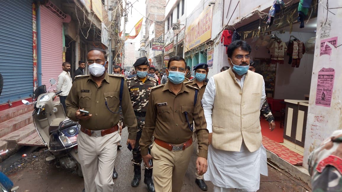 Bihar News : दरभंगा में दिन दहाड़े 10 करोड़ से अधिक की सोना लूट, 25 राउंड फायरिंग कर भागे अपराधी, BJP ने उठाया लॉ एंड ऑर्डर पर सवाल Bihar News : दरभंगा में दिन दहाड़े 10 करोड़ से अधिक की सोना लूट, 25 राउंड फायरिंग कर भागे अपराधी, BJP ने उठाया लॉ एंड ऑर्डर पर सवाल