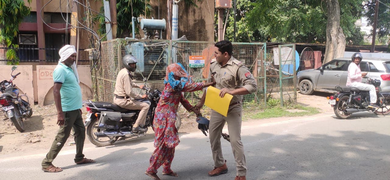 बरेली एसएसपी ऑफिस में दरोगा पर महिला ने बरसाईं ताबड़तोड़ चप्पलें, काफी देर तक चला हाई वोल्टेज ड्रामा