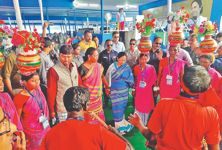 CM ममता बनर्जी ने आदिवासी महिलाओं संग किया नृत्य, वीडियो वायरल