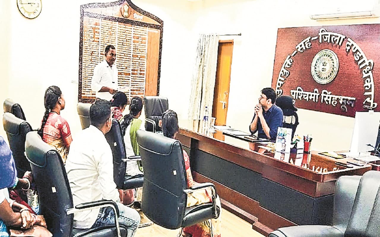 DC साहब ! सालभर से लाभुकों को नियमित नहीं मिल रही राशन, बालू की भी समस्या, गांव की सरकार ने लगायी गुहार DC साहब ! सालभर से लाभुकों को नियमित नहीं मिल रही राशन, बालू की भी समस्या, गांव की सरकार ने लगायी गुहार