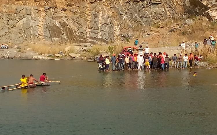 हजारीबाग में बंद पड़ी खदान में नहाने के दौरान डूबा बच्चा, निकालने में जुटे गोताखोर, अन्य 6 साथी सुरक्षित