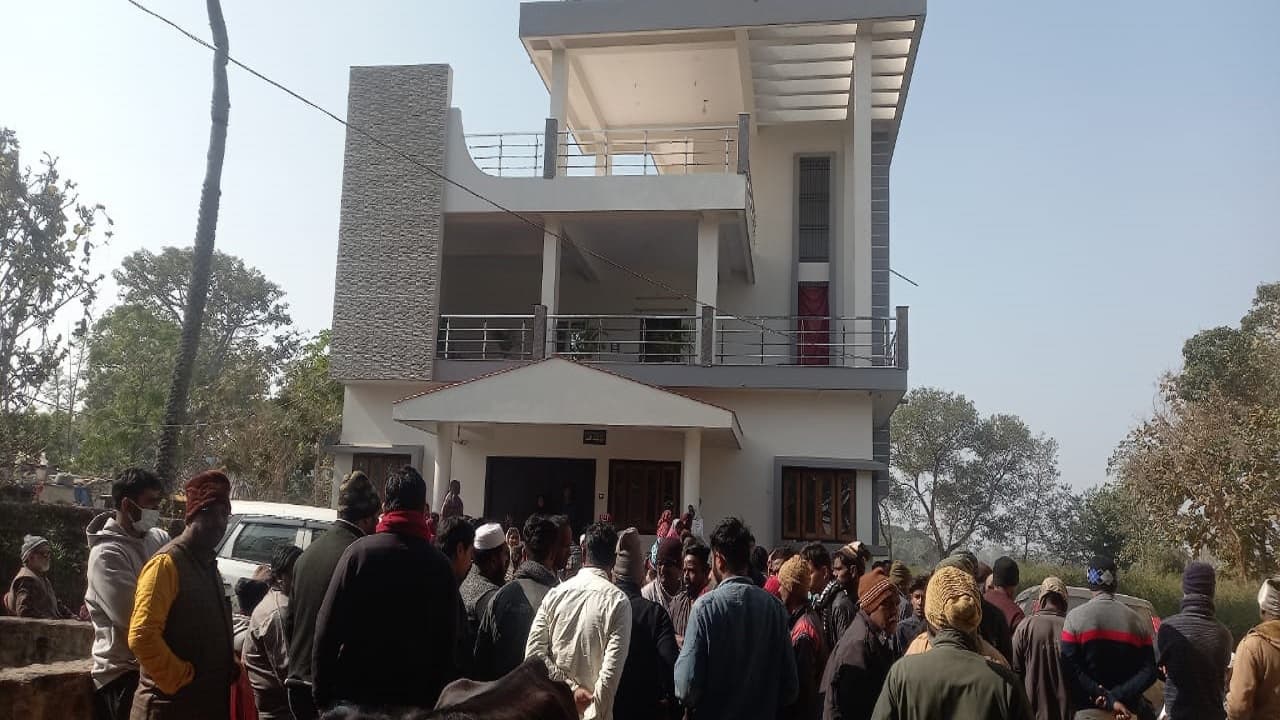 Jharkhand News: गृह प्रवेश की खुशियां मातम में बदलीं, कुरानखानी से पहले एक ही परिवार के 3 लोगों की हुई मौत Jharkhand News: गृह प्रवेश की खुशियां मातम में बदलीं, कुरानखानी से पहले एक ही परिवार के 3 लोगों की हुई मौत