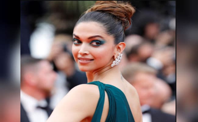 दीपिका पादुकोण ने ‘लेट होली’ विश करने की बताई वजह, तसवीर शेयर कर कही ये बात