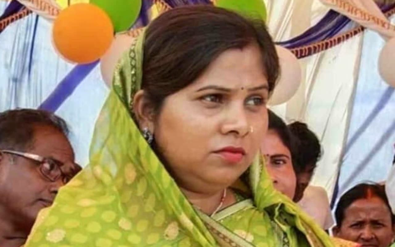 Garhwa News: मेराल की प्रखंड प्रमुख दीपमाला कुमारी गिरफ्तार, बीडीसी, वार्ड सदस्य व मुखिया नाराज