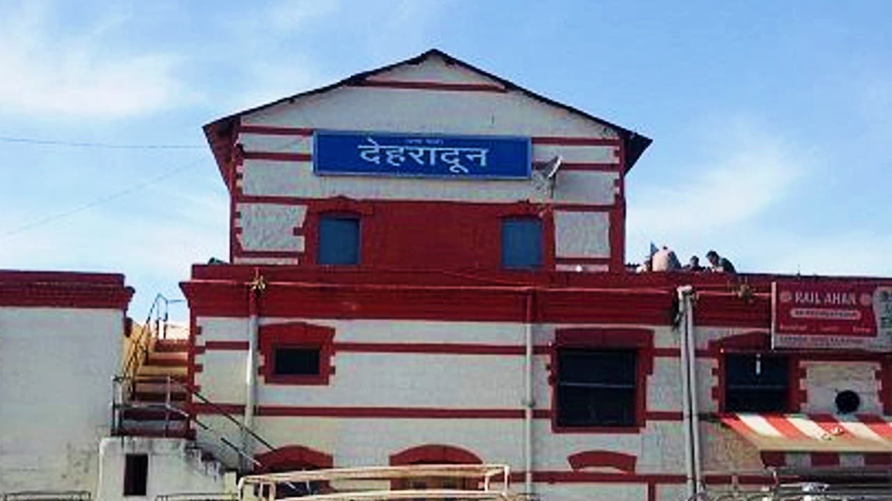 Uttarakhand News: हरिद्वार, देहरादून समेत उत्तराखंड के आधा दर्जन रेलवे स्टेशनों को बम से उड़ाने की धमकी