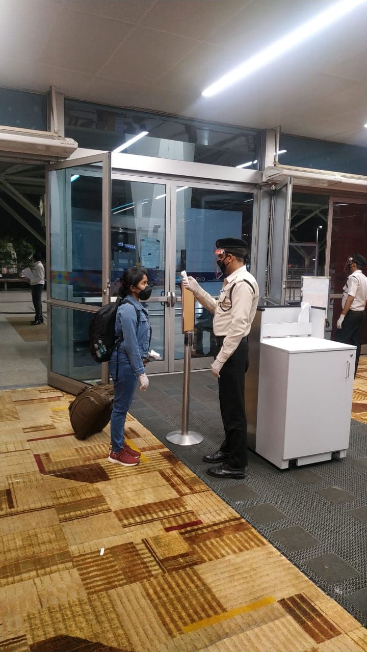 घरेलू उड़ान शुरू होने के पहले ही दिन 80 फ्लाइट रद्द, एयरपोर्ट पहुंचे यात्रियों ने कहा- ऐसे तो.....