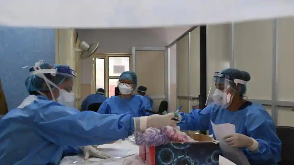Coronavirus Outbreak : ऑक्सीजन लेवल कम होने से बाथरूम में हो जा रही है कोरोना संक्रमितों की मौत