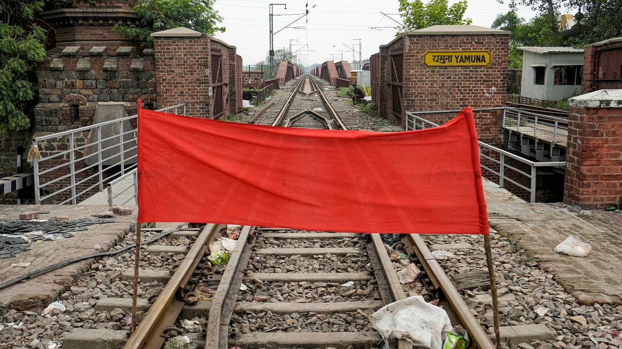 यात्रीगण कृपया ध्यान दें! भारी बारिश से रेलवे ने 700 से ज्यादा ट्रेनों को किया रद्द, जानें अपना रूट