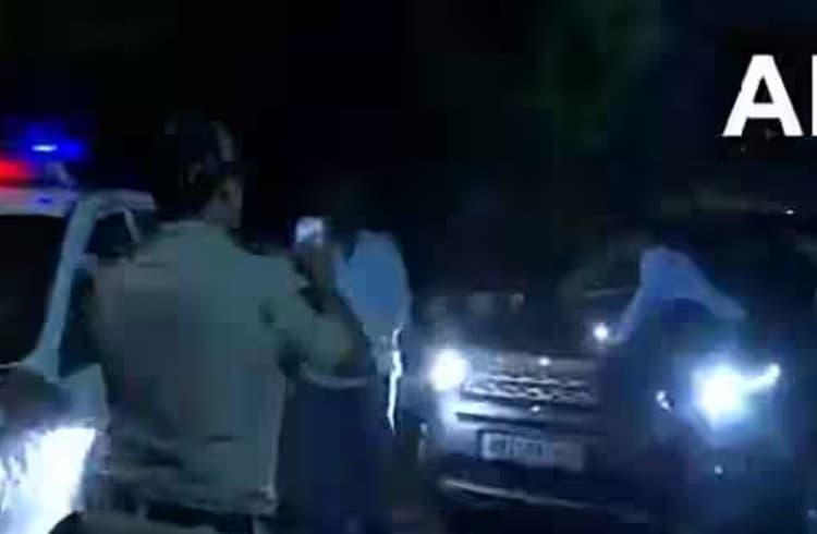 बोनट पर लाद 3 किलोमीटर तक चलाई कार, दिल्ली का ये VIDEO वायरल, जानें पूरा मामला