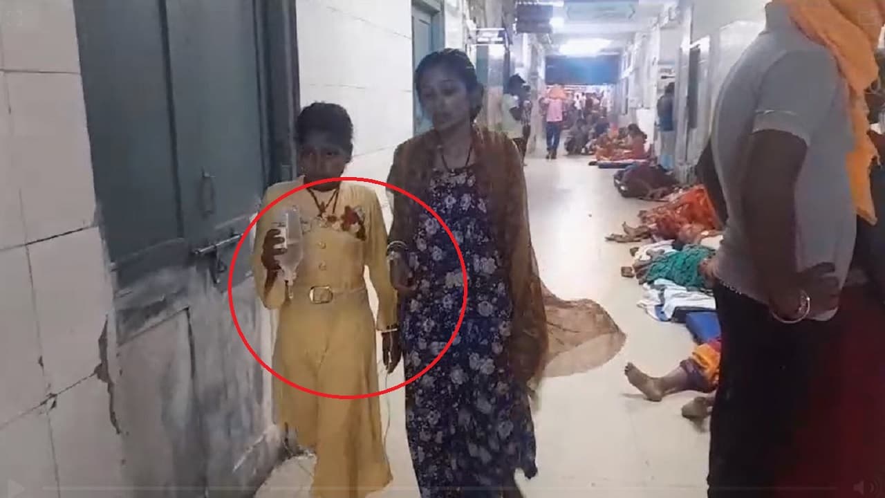 PHOTOS: भागलपुर के अस्पताल में खचाखच भरे डेंगू मरीजों का हाल देखिए, जमीन पर गद्दा बिछाकर करवा रहे इलाज