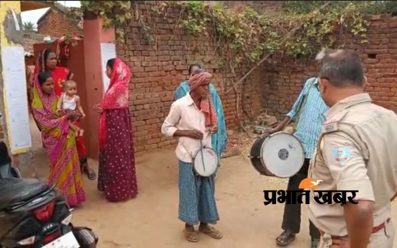 एक ठग ऐसा : ढोल-नगाड़े के साथ यूपी पुलिस ने झारखंड में एक साथ चिपकाये 7 इश्तेहार, करोड़ों की साइबर ठगी का मामला