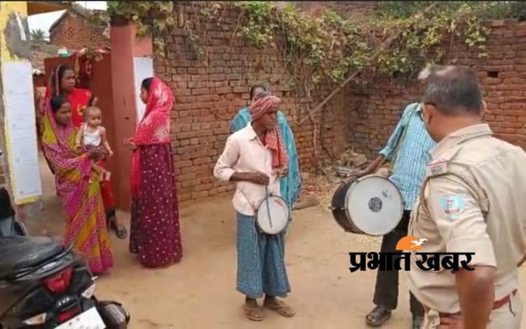 एक ठग ऐसा : ढोल-नगाड़े के साथ यूपी पुलिस ने झारखंड में एक साथ चिपकाये 7 इश्तेहार, करोड़ों की साइबर ठगी का मामला