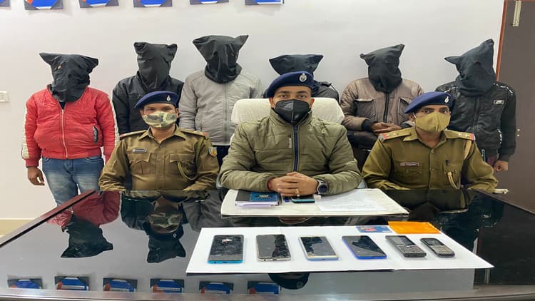 Jharkhand Cyber News: कई एप इंस्टॉल कराकर हो रही ठगी, देवघर में आधा दर्जन साइबर क्रिमिनल्स गिरफ्तार