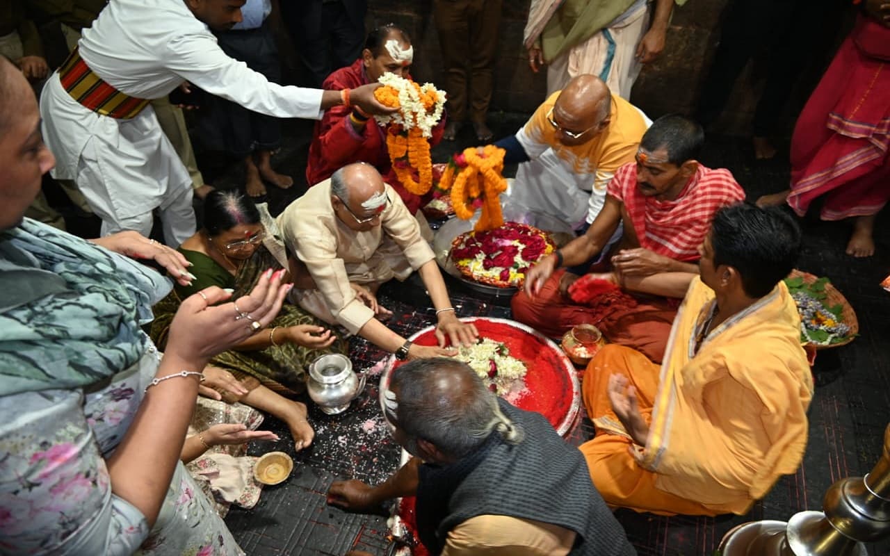 झारखंड के राज्यपाल रमेश बैस सपरिवार पहुंचे देवघर, बैद्यनाथ मंदिर में की पूजा-अर्चना, बाबा का लिया आशीर्वाद झारखंड के राज्यपाल रमेश बैस सपरिवार पहुंचे देवघर, बैद्यनाथ मंदिर में की पूजा-अर्चना, बाबा का लिया आशीर्वाद