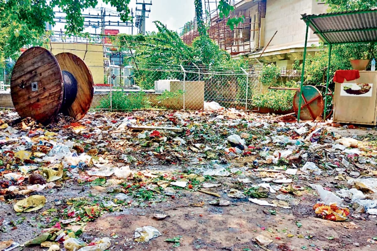 देवघर को नंबर-1 बनाने के लिए नगर निगम मांग रहा स्वच्छता का फीडबैक, इधर दो महीने से पसरी है गंदगी