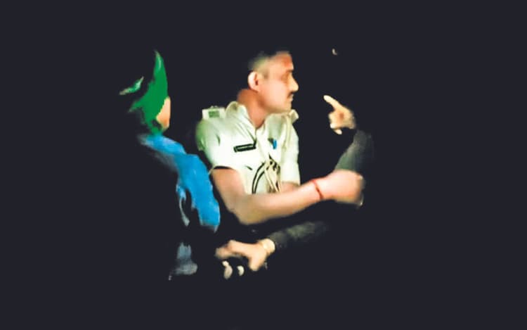 बालू की अवैध ढुलाई कर रहे ट्रैक्टर चालकों व मालिकों ने एएसआइ को बंधक बनाकर की मारपीट, VIDEO वायरल