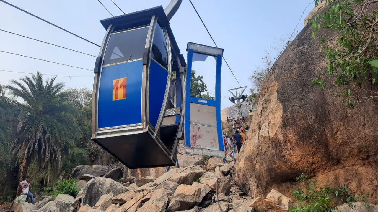देवघर के त्रिकुट रोपवे में हादसा, 3 ट्रॉली पत्थर से टकरायी, दर्जनों घायल, मौके पर पहुंची NDRF की टीम देवघर के त्रिकुट रोपवे में हादसा, 3 ट्रॉली पत्थर से टकरायी, दर्जनों घायल, मौके पर पहुंची NDRF की टीम