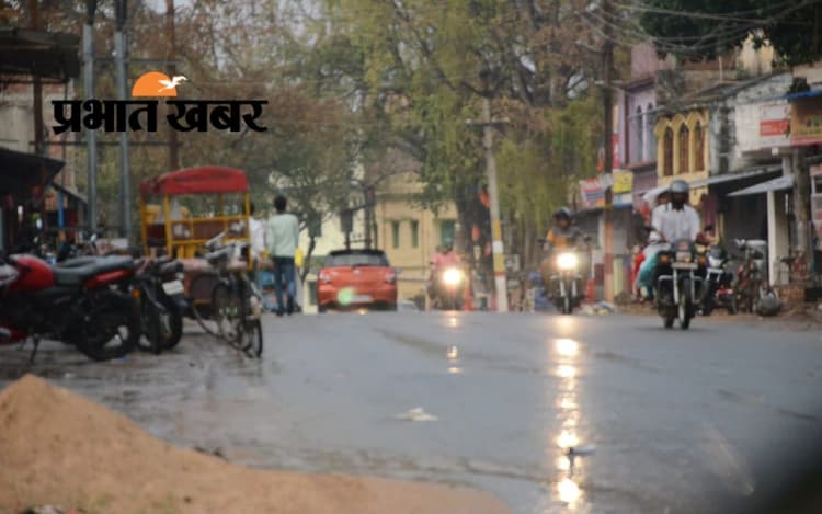 Deoghar Weather: बाबानगरी देवघर में बारिश से लुढ़का तापमान, फिर होने लगा ठंड का एहसास