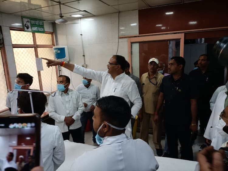 UP: डिप्टी CM ब्रजेश पाठक अचानक पहुंचे सिविल हॉस्पिटल, अव्यवस्था देख भड़केे, CMS को दिया 7 दिन का समय