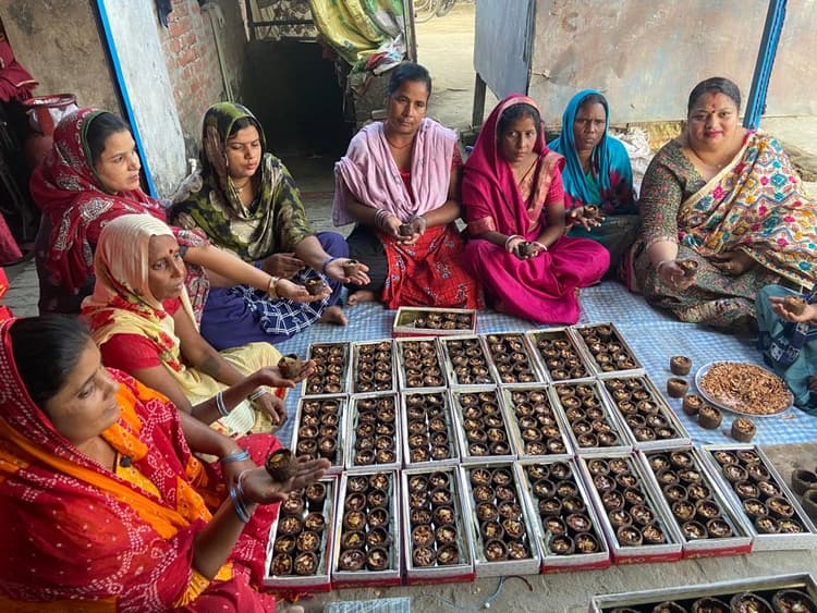 UP News: काशी की देव दीपावली को रोशन करेंगे गोरखपुर के हवन दीप, देसी गाय के गोबर से हो रहा निर्माण