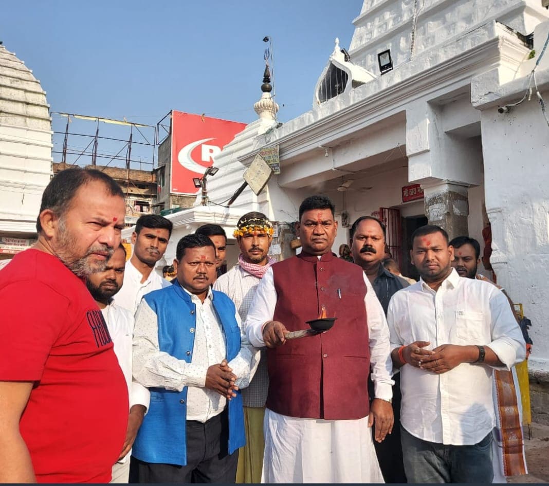 झारखंड के श्रम मंत्री सत्यानंद भोक्ता ने बाबा बैद्यनाथ से की ये कामना, दशहरा के दिन अनुयायियों ने किया सरदार पंडा का दर्शन