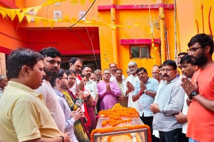 झारखंड के दधीचि देवी प्रसाद शुक्ला पंचतत्व में विलीन,विश्व हिंदू परिषद के लोगों ने नम आंखों से दी श्रद्धांजलि
