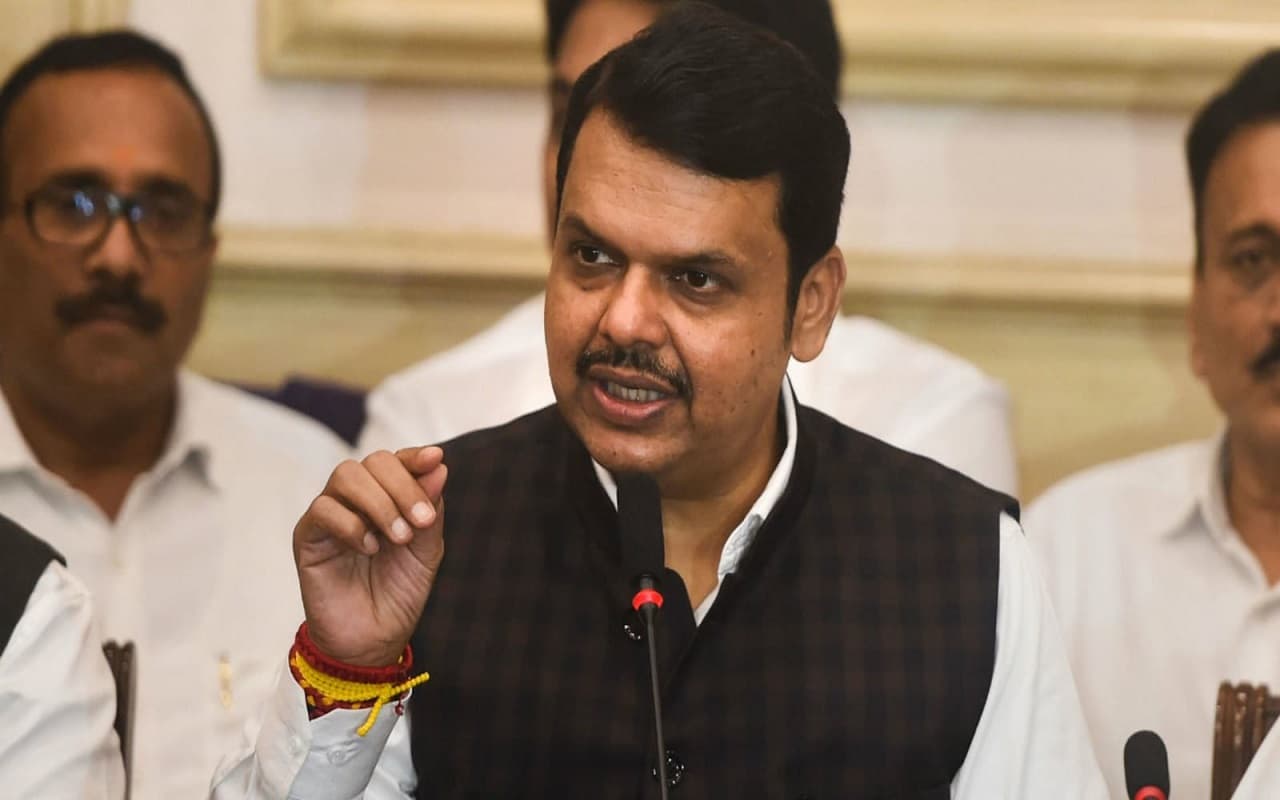 Devendra Fadnavis: उद्धव ठाकरे के बयान पर देवेंद्र फडणवीस का पलटवार, कहा- हिम्मत होती तो.., Devendra Fadnavis: उद्धव ठाकरे के बयान पर देवेंद्र फडणवीस का पलटवार, कहा- हिम्मत होती तो..,