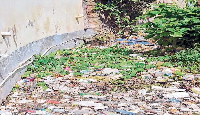 गाद भरे नालों की अब भी नहीं हो रही उड़ाही, न ही ब्लीचिंग छिड़काव, निगम की लापरवाही से लोग परेशान