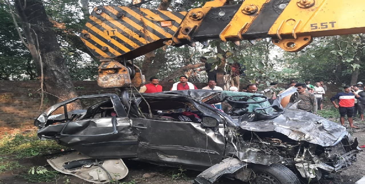 धनबाद में हुआ बड़ा सड़क हादसा, कार के खाई में गिरने से एक ही परिवार के 5 लोगों की मौत