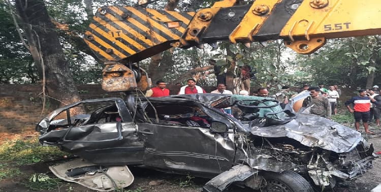 धनबाद में हुआ बड़ा सड़क हादसा, कार के खाई में गिरने से एक ही परिवार के 5 लोगों की मौत
