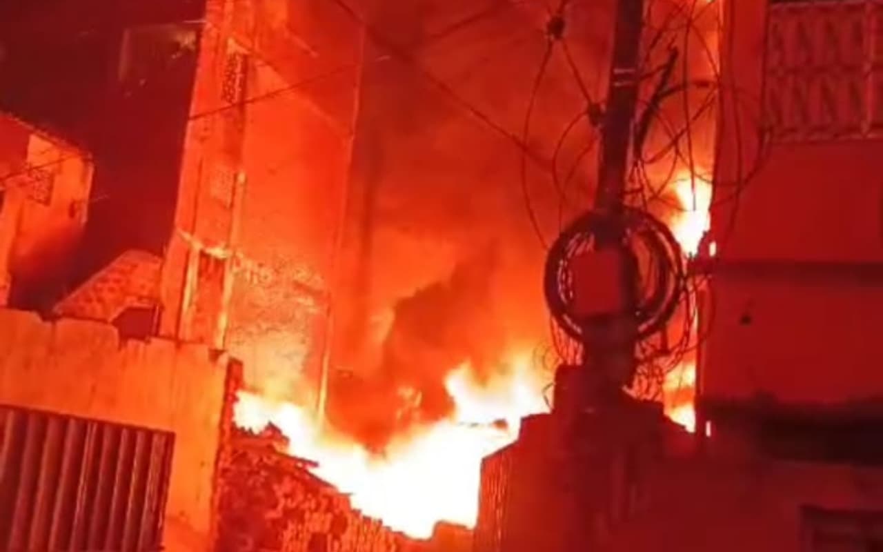 धनबाद : केंदुआ बाजार में लगी आग, तीन की मौत, मृतकों में व्यवसायी की मां, पत्नी और चार साल की पुत्री शामिल