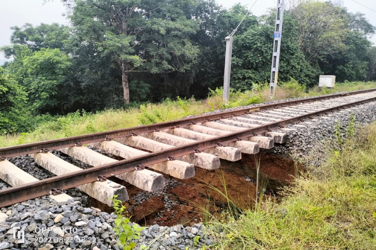Jharkhand News : भू-धंसान का दायरा बढ़ा, रेलवे ट्रैक को कराया गया खाली, Goff देख हैरत में पड़े अधिकारी