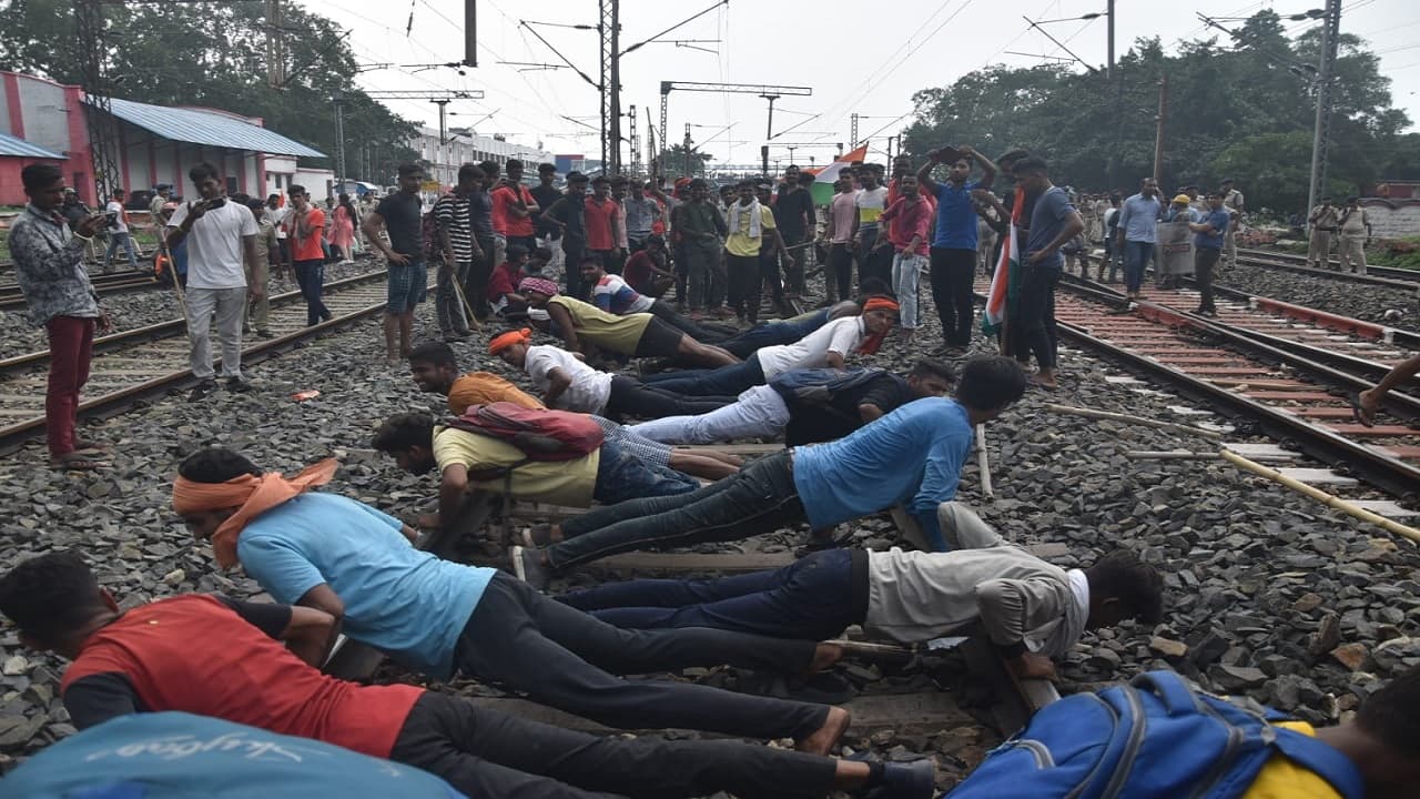 Jharkhand News: Agneepath का धनबाद में विरोध, सड़क पर उतरे युवा, रेलवे ट्रैक किया जाम, ट्रेनें लेट Jharkhand News: Agneepath का धनबाद में विरोध, सड़क पर उतरे युवा, रेलवे ट्रैक किया जाम, ट्रेनें लेट