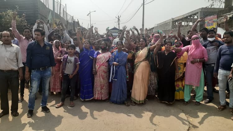 Jharkhand News : धनबाद आमाघाटा मौजा में सरकारी भूमि से कब्जा हटाने गये अधिकारियों पर हमला, जेएमएम नेता अमितेश सहाय का भी घेरा घर