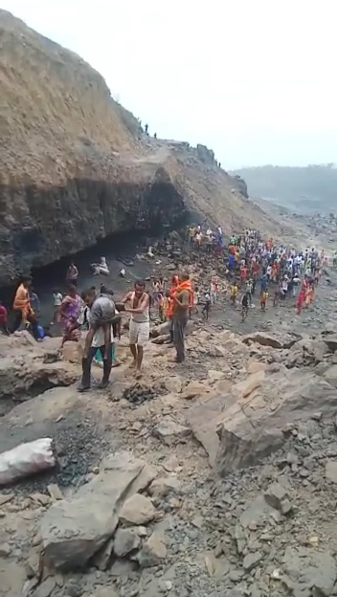 धनबाद : झरिया के कोयला खदान में हुए हादसे के बाद की अनदेखी तस्वीरें
