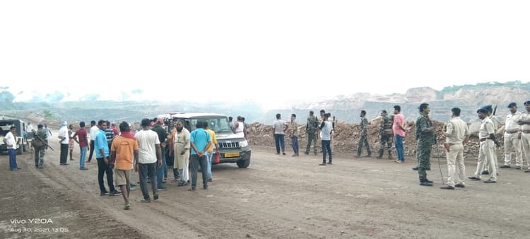 Jharkhand Crime News: धनबाद के टायर शो रूम में अपराधियों ने की फायरिंग, CCTV में कैद हुई पूरी घटना